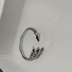 Stella and dot arrow ring silver S/M